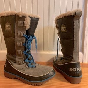 SOREL Womens snow boots. LIKE NEW. These run small. Should go up a half size.
